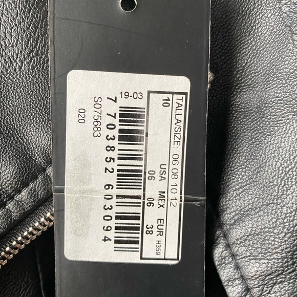 Beautiful woman new black leather jacket - Picture 4 of 4